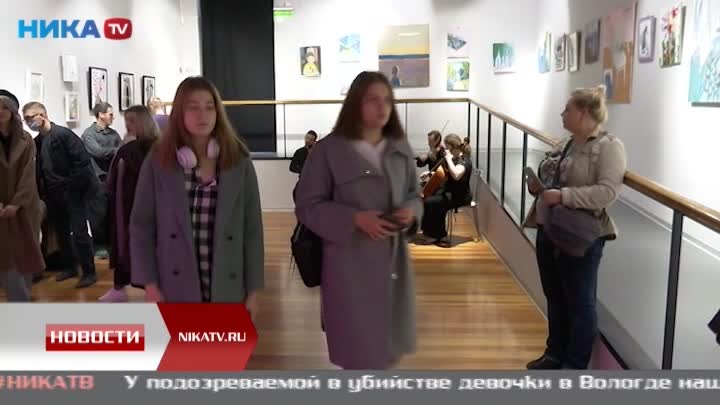 Московская художница представила в ИКЦ выставку работ на цветочную тему